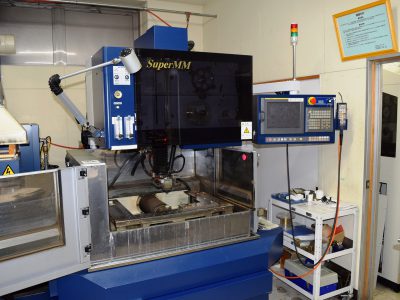 ワイヤーカット放電加工機